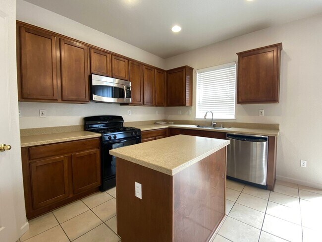 Foto del edificio - Spacious Three Story, Four Bedroom / 3.5 B...