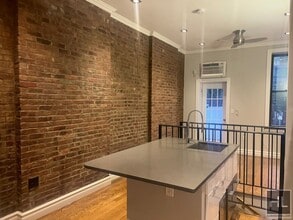 Building Photo - Mott Street