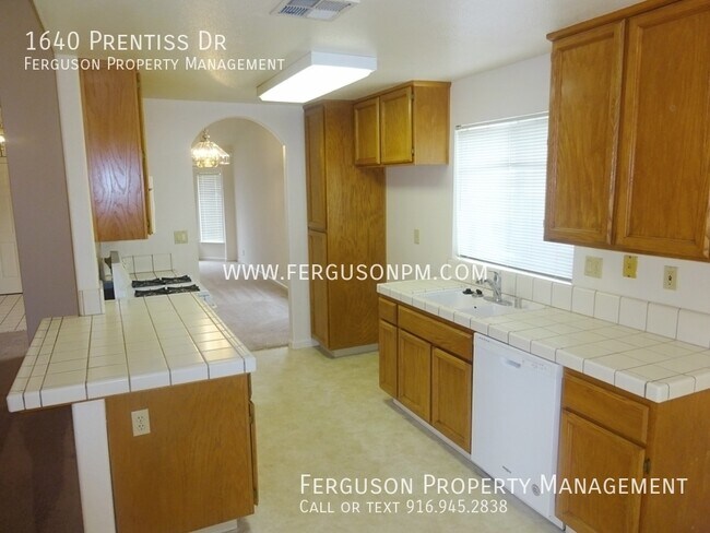 Foto del edificio - Four Bedroom, Single Story Home in a fanta...