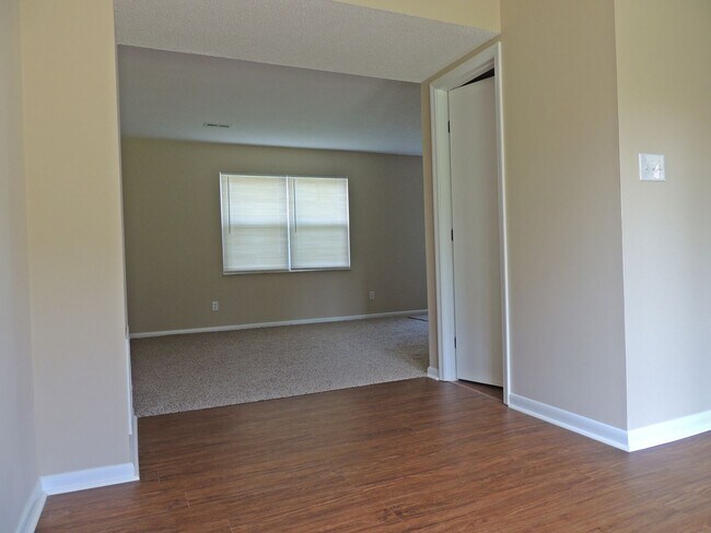 Foto del edificio - Convenient location , 2 bedroom 1.5 bath 9...