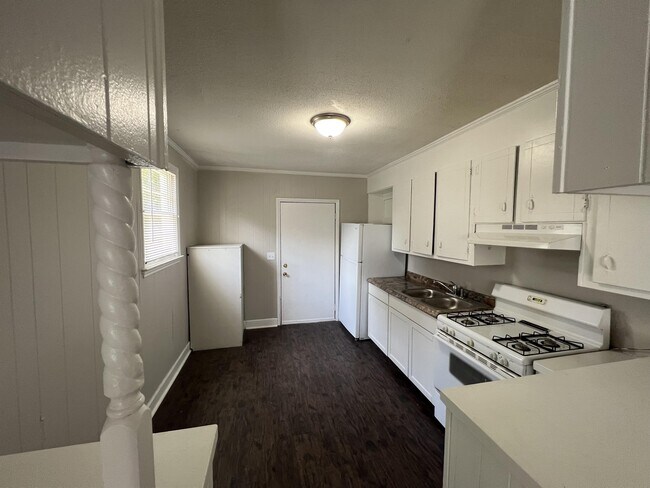 Building Photo - 2721 Kingswood Dr