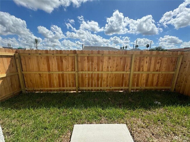 Building Photo - 14 E Walnut Ave