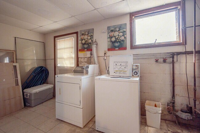 Foto del edificio - 4611 Cooper Ave