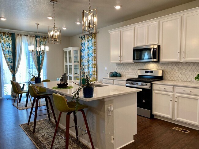 Foto del edificio - Modern Living with Solar Savings: Spacious 4BR Home in Douglas County