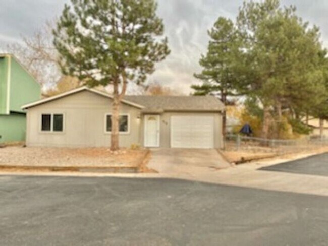 Foto del edificio - Cute 2 Bed, 1 Bath on a Large Corner Lot