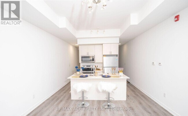 Building Photo - 3686-3686 St Clair Ave E