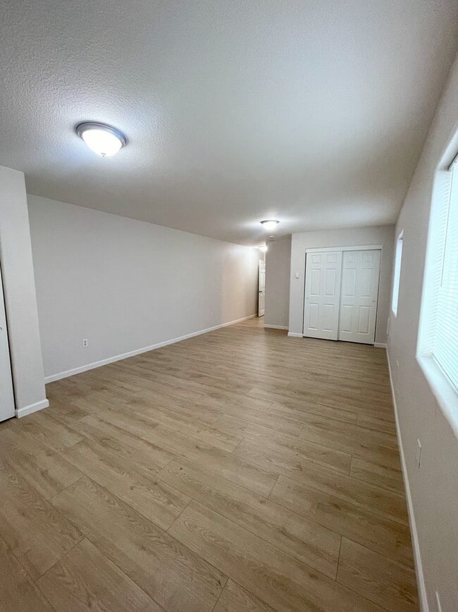 Foto del edificio - St. John's Townhome - 5 Bedroom, 2 bath Duplex Unit