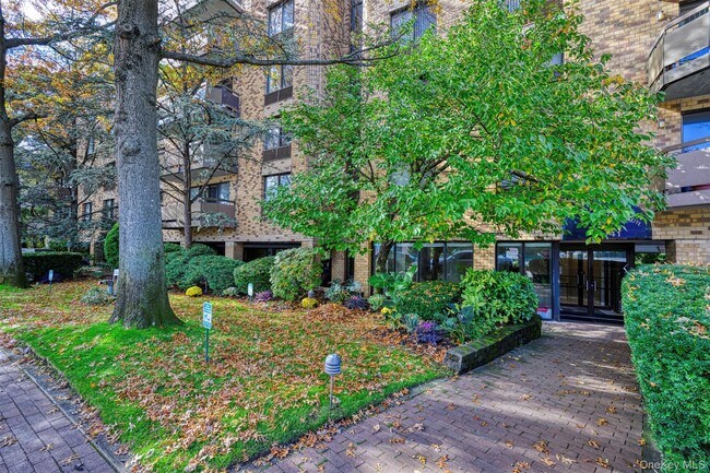 Foto del edificio - 141 Great Neck Rd