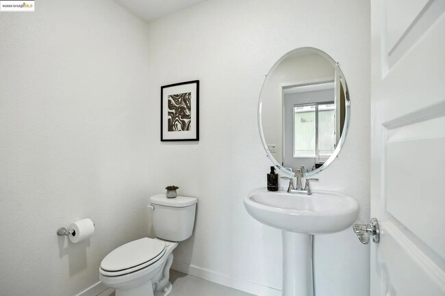 Building Photo - Modern 2+ Bedroom, 2++ Bathroom Living in ...