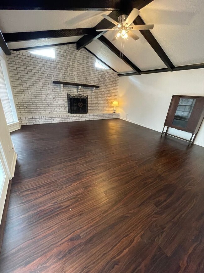 Building Photo - Beautiful 3 Bedroom Home in Southern Hills