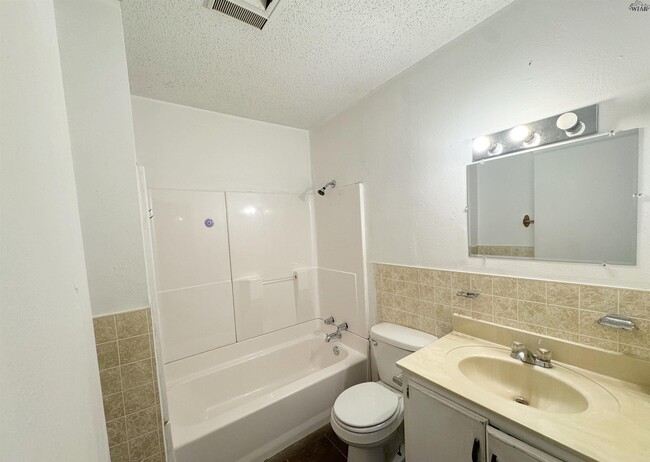 Building Photo - 615 Sunset Dr