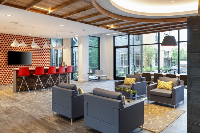 The Entertainment Lounge features bar seating and large-screen TV - Edison on the Charles by Windsor