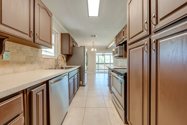 Foto del edificio - Serene 3-Bedroom Home on 1 Acre Lot