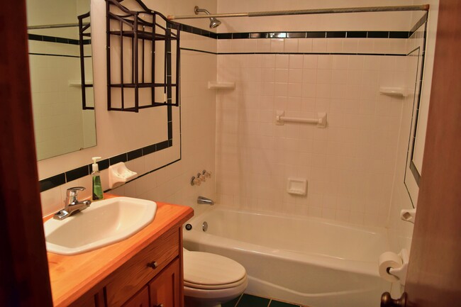 Baño completo (1 de 2) - 3573 Roselawn Dr