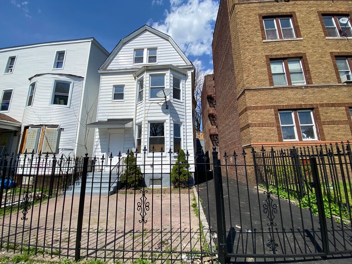 Primary Photo - 339 Park Ave