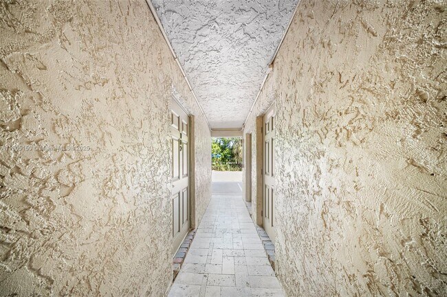 Foto del edificio - 815 NE 28th St