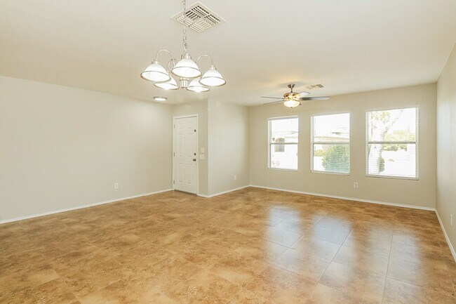 Foto del edificio - 5878 E Cedarbird Dr
