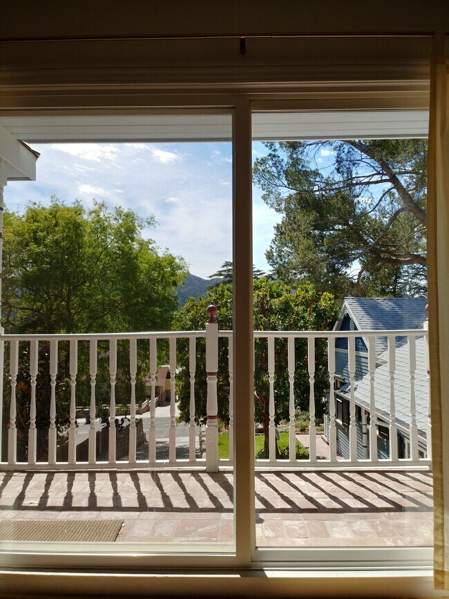 Building Photo - 3955 Vista Ct