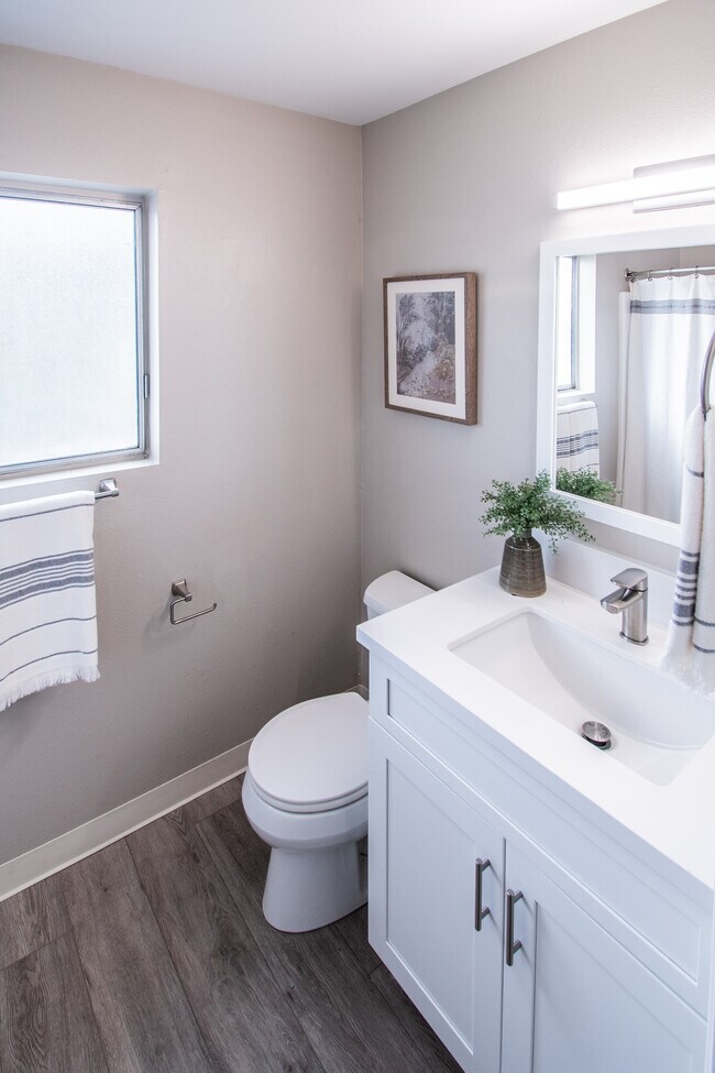 Baño renovado - Alder Creek Apartments
