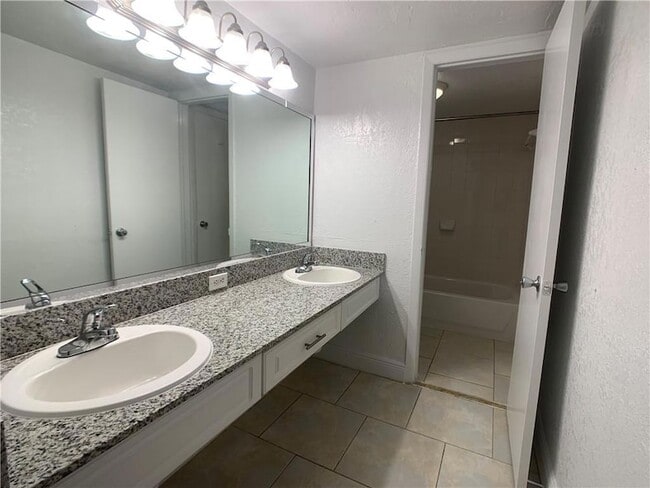 Building Photo - 9357 SW 77th Ave