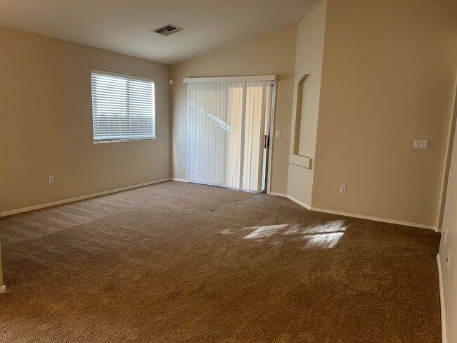 Building Photo - Spacious 4-bedroom, 2-bathroom single stor...