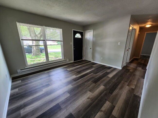 Building Photo - Charming 3 Bedroom Indianapolis Rental wit...