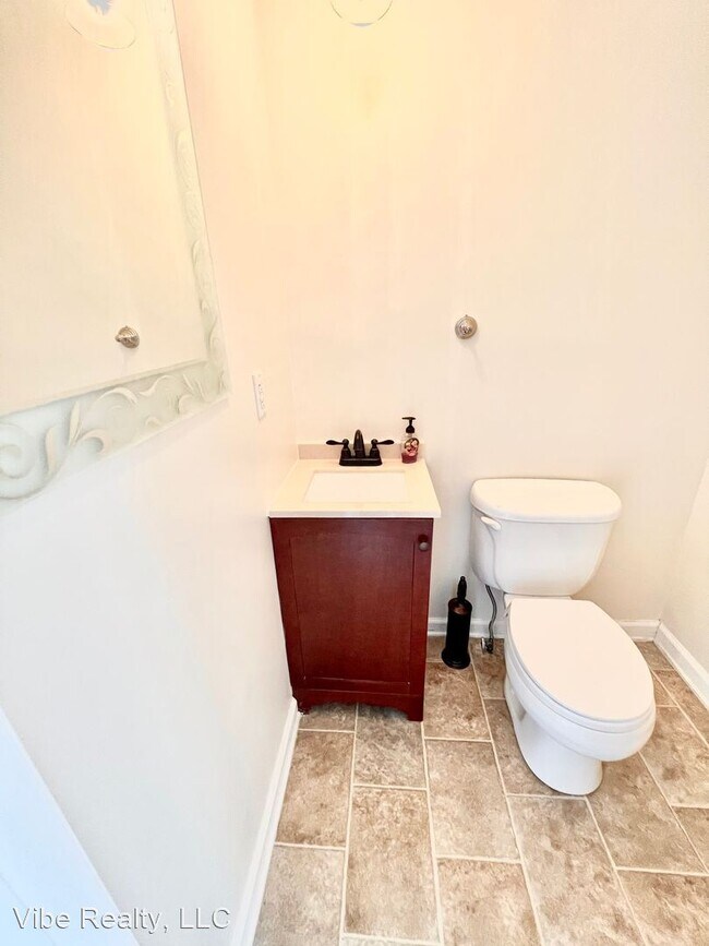 Building Photo - 2 br, 1.5 bath House - 204 Thistle Lane