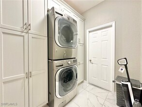 Building Photo - 2544 SW 28th Pl