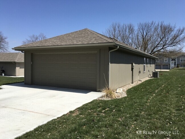 Building Photo - Newer 2 Bed 2 Car Single Level Home in Ray...