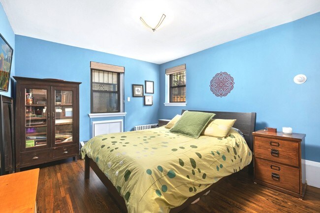 Bedroom - 264 W 77th St