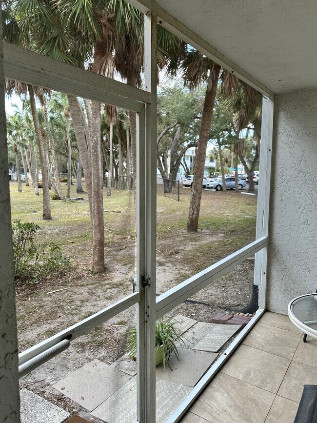 Foto del edificio - 1051 Forrest Nelson Blvd