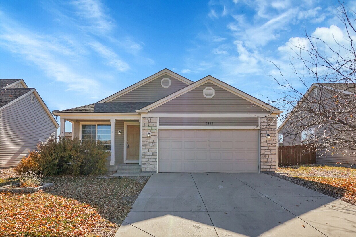 Foto principal - $2,025 - 3 Bed, 2 Bath Home in Fountain with Central AC, Laundry, and Fenced in Yard