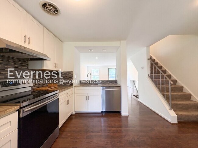 Building Photo - 2 Bed/2 Bath Town Home with Modern Amenities / Vouchers Accepted / Available Now!