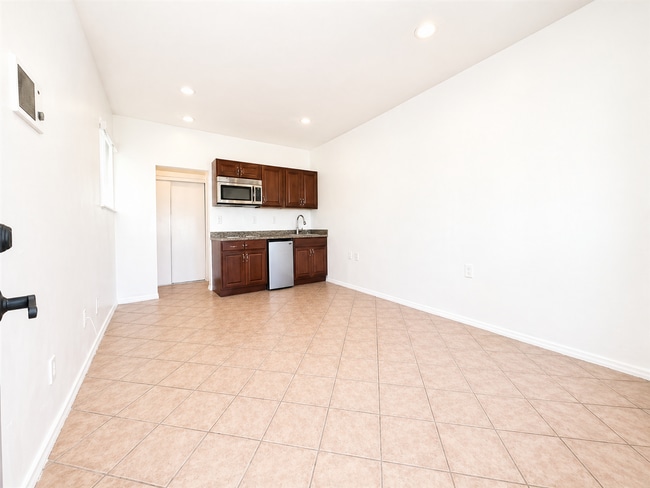 Building Photo - La Mesa Studio/ Great Location