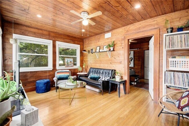 Foto del edificio - 209 E Live Oak St