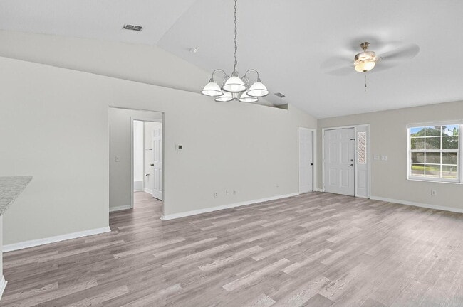 Foto del edificio - Popular Palm Harbor location