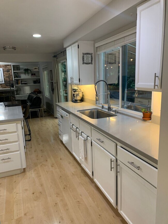 Building Photo - $3500.00 3 Bedroom 3 Bath Modern Style Hom...