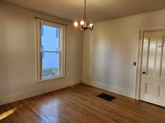 Dormitorio con ventanal - 46 Saunders St