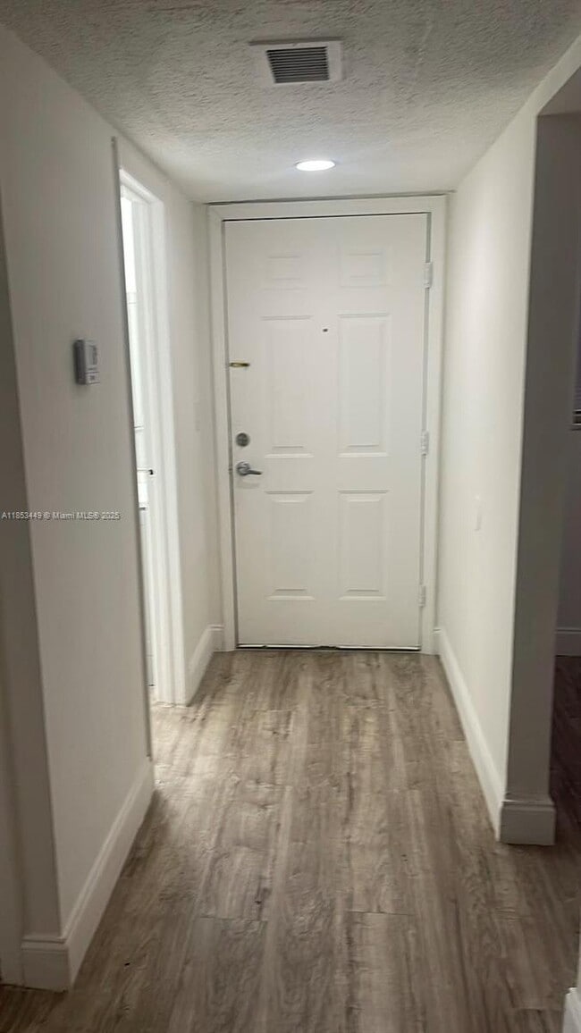 Foto del edificio - 18101 NW 68th Ave