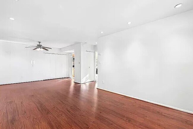 Building Photo - Lovely 1Bed 1Bath available