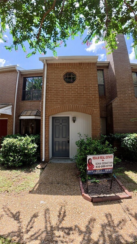 Foto del edificio - 12550 Piping Rock Dr