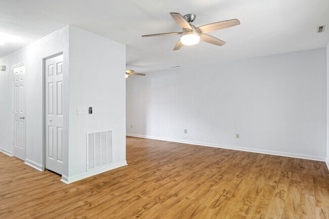 Building Photo - 4 bed / 3 1/2 bath.  Reserved Parking. Wal...