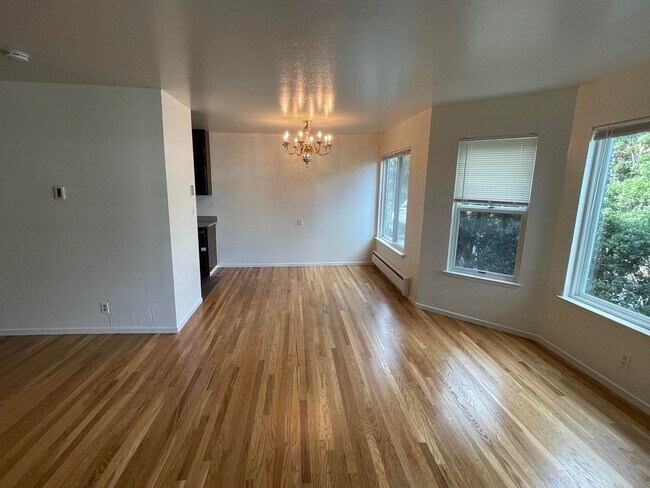 Foto del edificio - Newly Renovated Spacious Two-Bedroom Apart...