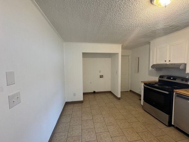 Building Photo - Move-in Ready!