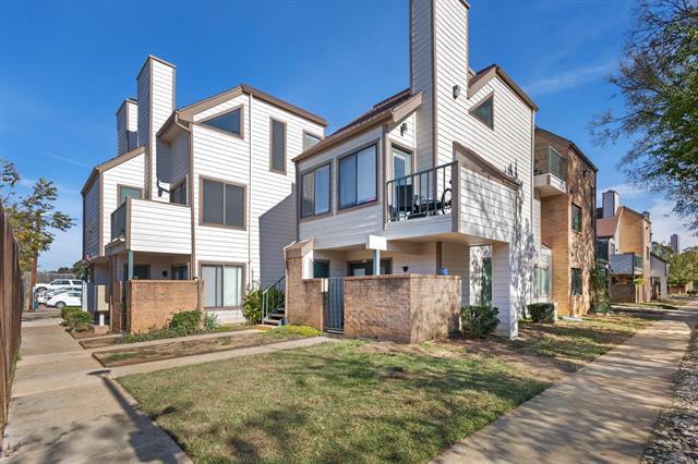 Building Photo - 2301 Balsam Dr