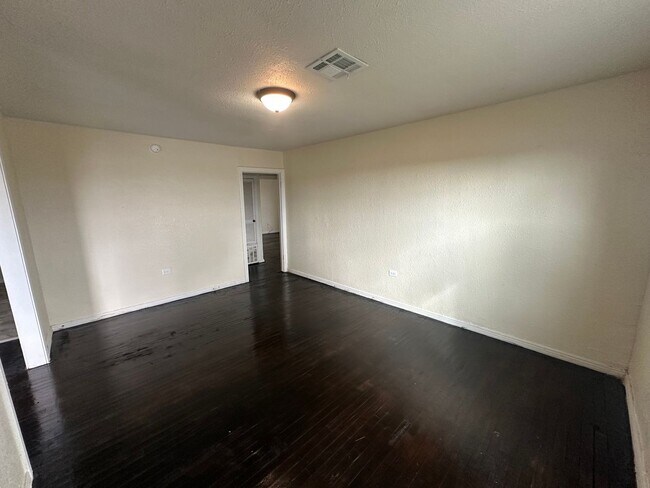 Foto del edificio - 3921 Roselawn Dr