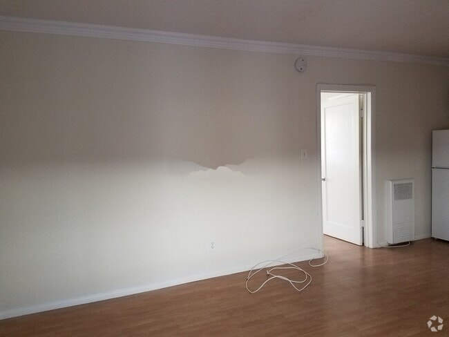 Building Photo - 615 N Rossmore Ave