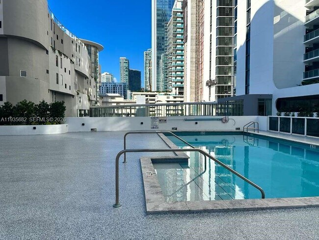 Foto del edificio - 601 NE 23rd St