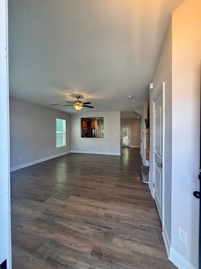 Foto del edificio - 102 Harvest Oaks Ln