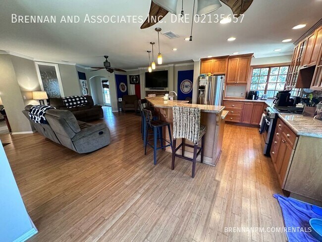 Foto del edificio - Stunning 4 Bed, 2 Bath Home in Desirable I...